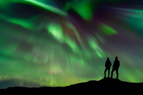 Silhouette Young Adventurous Couple Watching Northern Lights Also Known Aurora — Stock Photo, Image