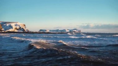 İzlanda, Vik 'teki vahşi kış plajı. İzlanda 'nın güneyindeki kara kumsal. Yüksek kalite 4k görüntü