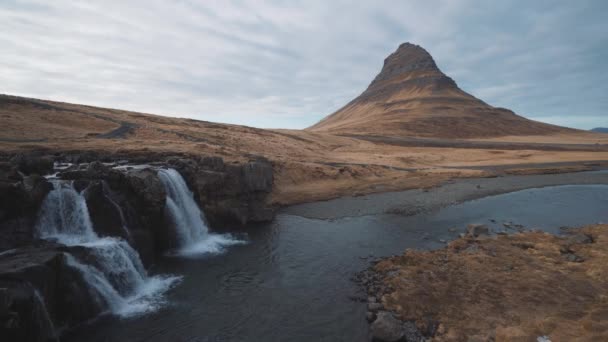Iconische Kirkjufell Berg Met Een Waterval Hoge Kwaliteit Beeldmateriaal — Stockvideo