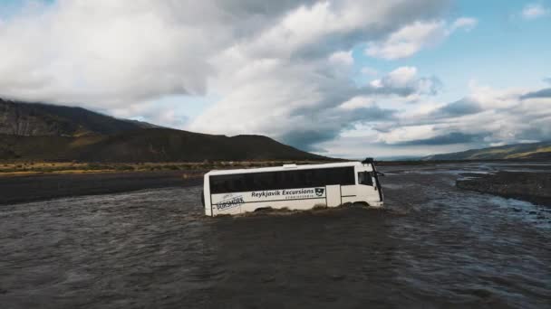 2021 Thorsmork Zlanda Zlanda Nehirlerini Geçen Bir Road Otobüsünün Sinematik — Stok video