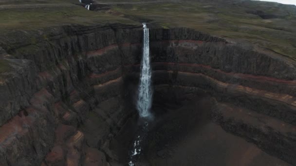 Luftaufnahmen Eines Farbenfrohen Hengifoss Wasserfalls Island Hochwertiges Filmmaterial — Stockvideo