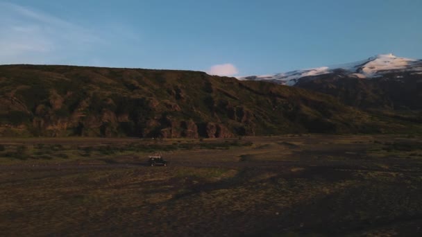 2021 Thorsmork Island Filmklipp Offroad Super Jeep Som Korsar Det — Stockvideo