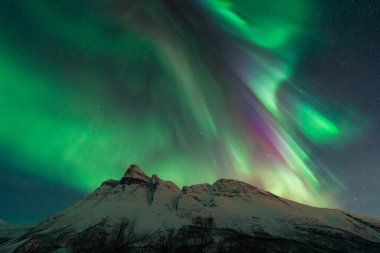 Gece gökyüzünde güçlü güneş aktiviteleri. Kuzey Işıkları, Aurora Borealis olarak da bilinir. Yüksek kalite fotoğraf