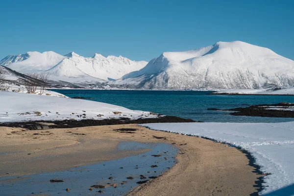 Téli Sommaroy Havas Hegyekkel Homokos Strandokkal Észak Norvégia Kiváló Minőségű — Stock Fotó