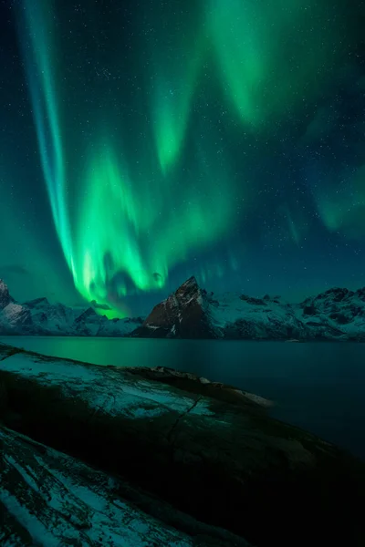 北极光或北极光在挪威北部的洛福特群岛上空 高质量的照片 — 图库照片