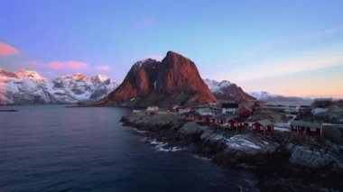 Norveç 'in Lofoten Adaları' ndaki Hamnoy balıkçı köyünde kış doğuyor. Yüksek kalite 4k görüntü