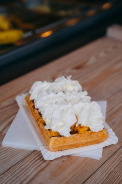 Gofriler lezzetli Polonya wafflelarıdır. Krem şanti, meyve ve çikolata gibi çeşitli malzemelerle servis edilir. Lezzetli bir tatlı ikramıdır. Yüksek kalite fotoğraf