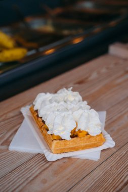 Gofriler lezzetli Polonya wafflelarıdır. Krem şanti, meyve ve çikolata gibi çeşitli malzemelerle servis edilir. Lezzetli bir tatlı ikramıdır. Yüksek kalite fotoğraf