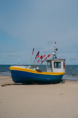 5.4.2023 Jelitkowo Sahili, Gdansk, Polonya. Polonya 'nın Gdansk mücevheri, güneşli kıyılar, gök mavisi sular ve kıyı kaçışı için canlı bir atmosfer sunuyor. Yüksek kalite fotoğraf