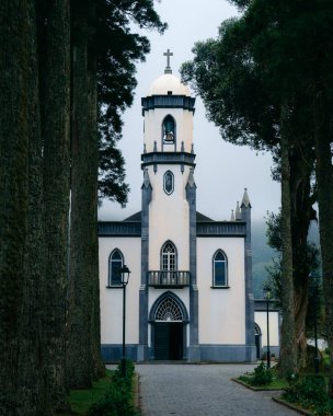 Igreja de Sao Nicolau. Portekiz 'in Azores şehrinde tarihi bir mücevher olan bu kilise, mimari güzelliği ve manevi önemi özetliyor. Yüksek kalite fotoğraf