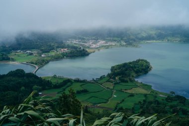 Miradouro do Cerrado das Freiras: Portekiz 'in Madeira şehrinde manzaranın nefes kesici manzaralarını sağlayan panoramik bir bakış açısı. Yüksek kalite fotoğraf