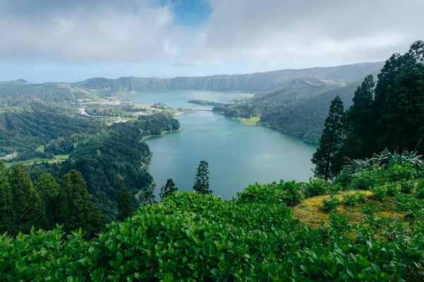 Sete Cidades: Portekiz 'in Azores kentinin büyüsünü keşfedin, bu büyüleyici şehir nefes kesici manzaraları ve ikonik ikiz gölleri gözler önüne seriyor. Yüksek kalite fotoğraf