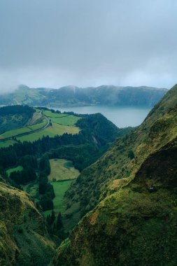 Sete Cidades: Portekiz 'in Azores kentinin büyüsünü keşfedin, bu büyüleyici şehir nefes kesici manzaraları ve ikonik ikiz gölleri gözler önüne seriyor. Yüksek kalite fotoğraf