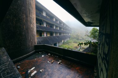 Monte Palace Oteli 'nin kalıntıları: Bu kalıntılar zenginlik ve zaman tarihini anlatırken, Azores' teki terk edilmiş lüksün gizemini açığa çıkarıyor. Yüksek kalite fotoğraf