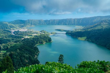 Sete Cidades: Portekiz 'in Azores kentinin büyüsünü keşfedin, bu büyüleyici şehir nefes kesici manzaraları ve ikonik ikiz gölleri gözler önüne seriyor. Yüksek kalite fotoğraf