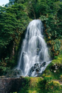 Azores, Portekiz 'de Cascata da Ribeira dos Caldeiroes. Yüksek kalite fotoğraf