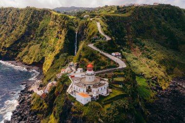 Farol do Arnel, Azores, Sao Miguel Adası 'ndaki zarif bir deniz feneridir. Denizcilere ışık saçan varlığı ve deniz geçmişiyle rehberlik eder. Yüksek kalite fotoğraf