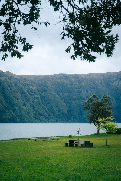 Sete Cidades: Portekiz 'in Azores kentinin büyüsünü keşfedin, bu büyüleyici şehir nefes kesici manzaraları ve ikonik ikiz gölleri gözler önüne seriyor. Yüksek kalite fotoğraf