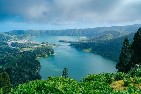 Sete Cidades: Portekiz 'in Azores kentinin büyüsünü keşfedin, bu büyüleyici şehir nefes kesici manzaraları ve ikonik ikiz gölleri gözler önüne seriyor. Yüksek kalite fotoğraf