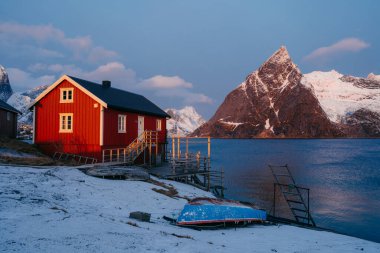 Hamnoy: Norveç 'in Lofoten Adaları' ndaki ilginç balıkçı köyü, çarpıcı dağ manzaralarına karşı sembolik kırmızı kulübeleriyle ünlüdür. Yüksek kalite fotoğraf