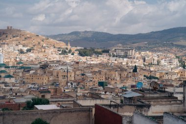 15.5.2023 Fes, Fas: Ortaçağ mimarisi, hareketli pazarları ve zengin kültürel mirasıyla ünlü büyüleyici bir şehir, büyüleyici bir Fas deneyimi sunuyor. Yüksek kalite fotoğraf