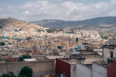 15.5.2023 Fes, Fas: Ortaçağ mimarisi, hareketli pazarları ve zengin kültürel mirasıyla ünlü büyüleyici bir şehir, büyüleyici bir Fas deneyimi sunuyor. Yüksek kalite fotoğraf