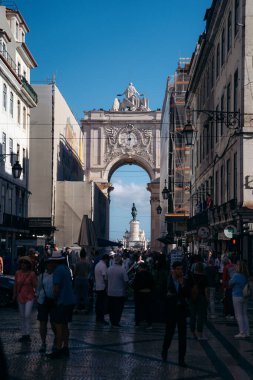 3.5.2023 Lizbon, Portekiz: Tarihsel önemi, çarpıcı mimarisi ve Tagus Nehri boyunca nefes kesici nehir manzarası olan Comercio büyük ticaret meydanı. Yüksek kalite fotoğraf