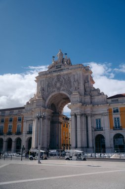 3.5.2023 Lizbon, Portekiz: Tarihsel önemi, çarpıcı mimarisi ve Tagus Nehri boyunca nefes kesici nehir manzarası olan Comercio büyük ticaret meydanı. Yüksek kalite fotoğraf