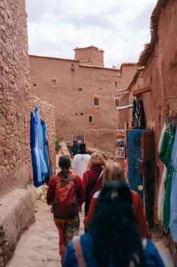 18.5.2023 Ait Ben Haddou, Fas: Fas 'taki UNESCO Dünya Mirası alanı, nefes kesen bir Kasbah köyü, çarpıcı çöl zeminine karşı antik çamur tuğlası mimarisi sergiliyor. Yüksek kalite fotoğraf