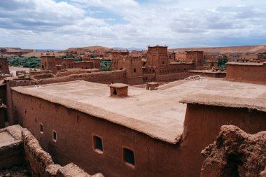 Ait Ben Haddou: Fas 'taki UNESCO Dünya Mirası sahası, nefes kesen bir Kasbah köyü, çarpıcı çöl zeminine karşı antik çamur tuğlası mimarisini sergiliyor. Yüksek kalite fotoğraf