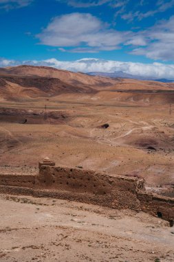 Ait Ben Haddou: Fas 'taki UNESCO Dünya Mirası sahası, nefes kesen bir Kasbah köyü, çarpıcı çöl zeminine karşı antik çamur tuğlası mimarisini sergiliyor. Yüksek kalite fotoğraf