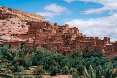 Ait Ben Haddou: Fas 'taki UNESCO Dünya Mirası sahası, nefes kesen bir Kasbah köyü, çarpıcı çöl zeminine karşı antik çamur tuğlası mimarisini sergiliyor. Yüksek kalite fotoğraf