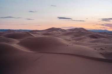Sahra Fas: Görkemli çöl genişliği, altın kum tepeleri, büyüleyici manzaralar ve yıldızlı çöl gökyüzünün altında büyüleyici bir deneyim sunuyor. Yüksek kalite fotoğraf