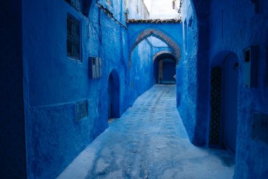 Şef, Fas: Mavi Şehir Rif Dağları 'na kurulmuş, büyüleyici mavi boyalı sokakları, dingin atmosferi ve kültürel cazibesiyle ünlü. Yüksek kalite fotoğraf