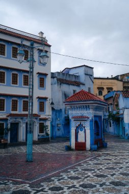 20.5.2023 Chefchaouen, Fas: Mavi Şehir Rif Dağları 'nda kurulmuş, büyüleyici mavi boyalı sokakları, dingin ambiyansı ve kültürel cazibesiyle ünlüdür. Yüksek kalite fotoğraf