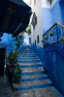 Şef, Fas: Mavi Şehir Rif Dağları 'na kurulmuş, büyüleyici mavi boyalı sokakları, dingin atmosferi ve kültürel cazibesiyle ünlü. Yüksek kalite fotoğraf