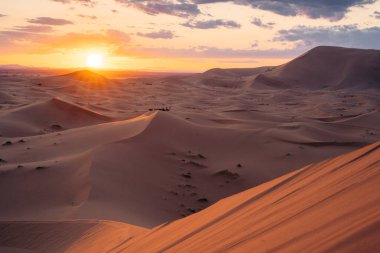 Sahra Fas: Görkemli çöl genişliği, altın kum tepeleri, büyüleyici manzaralar ve yıldızlı çöl gökyüzünün altında büyüleyici bir deneyim sunuyor. Yüksek kalite fotoğraf