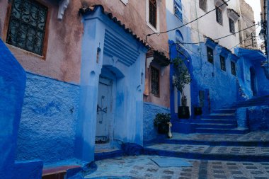 Şef, Fas: Mavi Şehir Rif Dağları 'na kurulmuş, büyüleyici mavi boyalı sokakları, dingin atmosferi ve kültürel cazibesiyle ünlü. Yüksek kalite fotoğraf