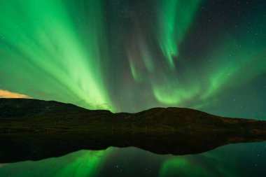 Kuzey Işıkları, Kuzey Norveç 'teki İskandinavya üzerinde Aurora Borealis olarak da bilinir. Yüksek kalite fotoğraf