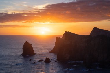 Madeira 'daki Sao Lourenco yarımadasında gün doğumu. Yüksek kalite fotoğraf