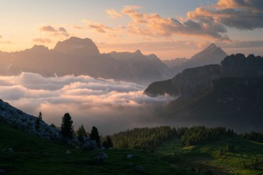İtalya 'da Dolomitler' de güzel bir gün doğumu. Yüksek kaliteli manzara fotoğrafı..