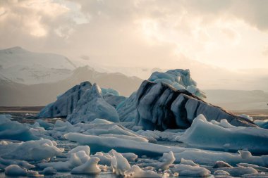 Buzul gölü Jokulsarlon, İzlanda 'da altın saat boyunca. Yüksek kalite fotoğraf