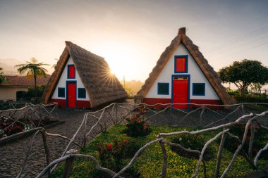 Santana Madeira adasında geleneksel bir ev. Yüksek kalite fotoğraf