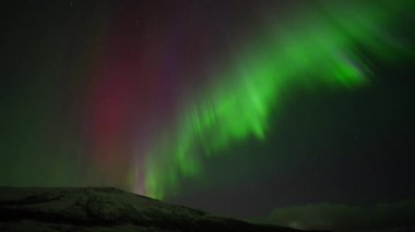 Güçlü ve renkli Aurora Kuzey Işıkları Zamanı. Yüksek kalite 4k görüntü