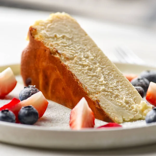 自制芝士蛋糕与新鲜草莓和蓝莓甜点 健康的有机夏季甜点派芝士蛋糕 香草芝士蛋糕 — 图库照片