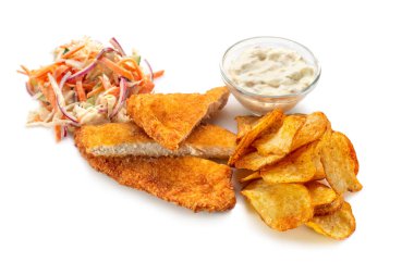 Tavuk şnitzel tempura, lahana salatası ve arka planda patates cipsi. Lezzetli yemek.