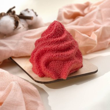 Kırmızı kadife kapaklı Fransız Mousse Mini Tatlısı. Çanta şeklinde modern Avrupa tatlısı. Restoran, fırın menüsü ya da tarif konsepti. Boşluğu kopyala