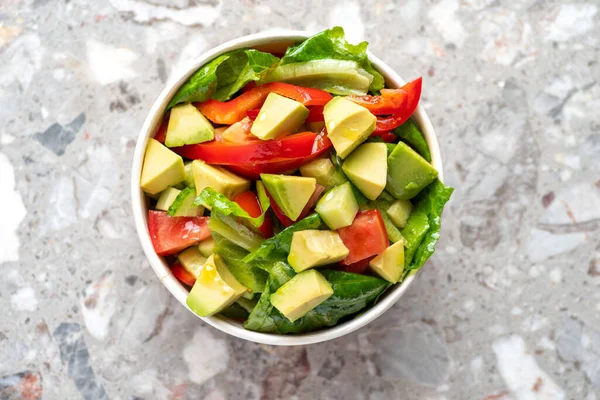 Avocado Verse Tomaten Salade Kom Grijze Stenen Achtergrond Bovenaanzicht Concept — Stockfoto