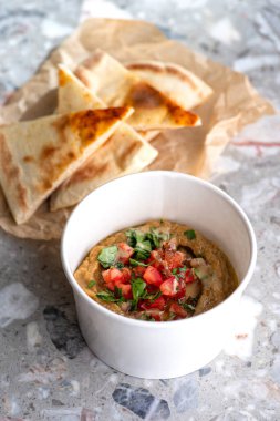 Geleneksel Yunan soslu Pita sebze havyarı özel baba ganoush taze domatesli ve maydanozlu hafif arka planda. Teslimat için yiyecek. Sokaktaki fast food.