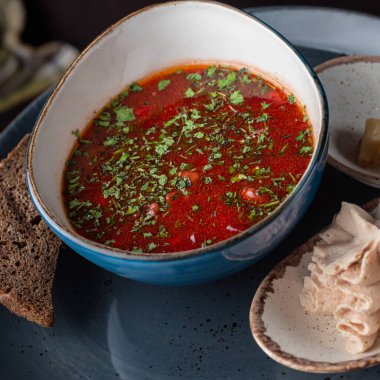 Geleneksel Ukrayna Rus çorbası. Bir kase kırmızı pancar kökü çorbası ve beyaz krema. Pancar kökü çorbası. Geleneksel Ukrayna mutfağı